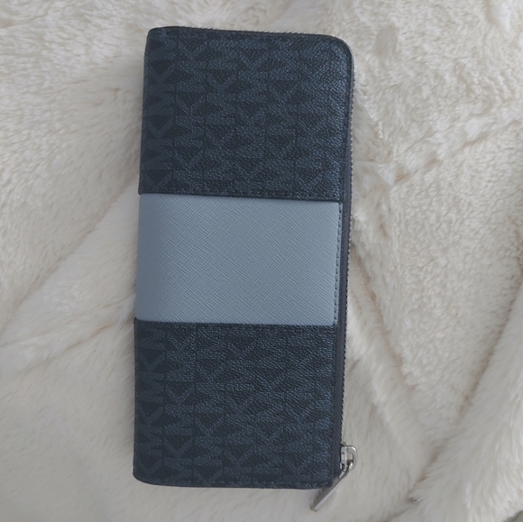 Michael Kors Wallet - Picture 2 of 7